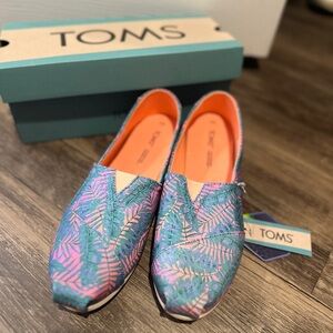 TOMS Women's Blue and Pink Patterned Shoes